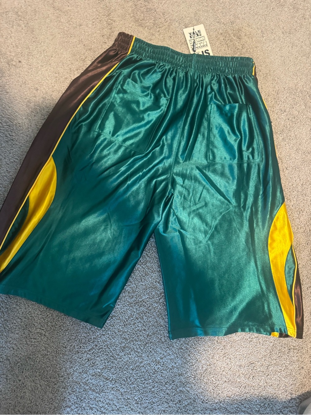 VALE Forever 3/4 Shorts - Picture 3 of 6